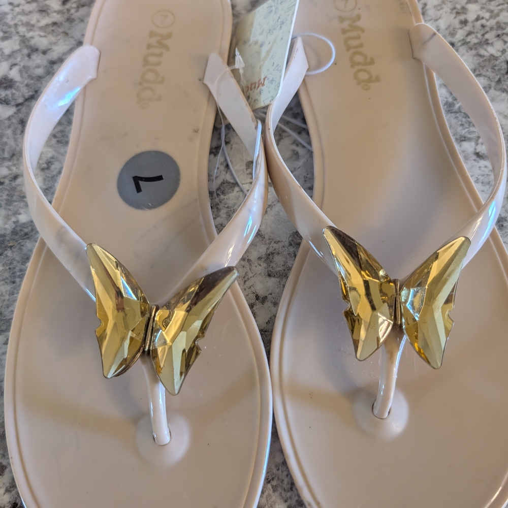 Mudd Women's Sandals‎ in Cream with Gold Butterfly